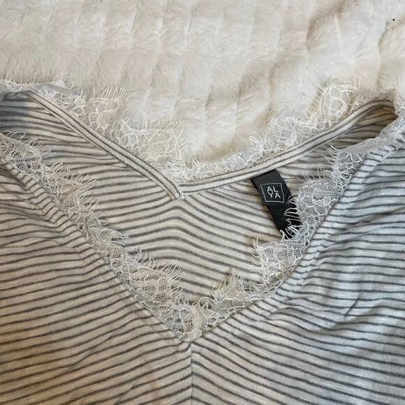 ALYA Grey White Stripe Lace V‎ Neck Knot Front Shirt Small Short Sleeve - Picture 4 of 5